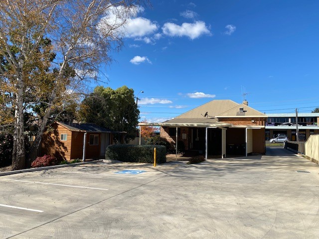 Convenient on-site practitioner and patient parking located at the rear of the clinic.